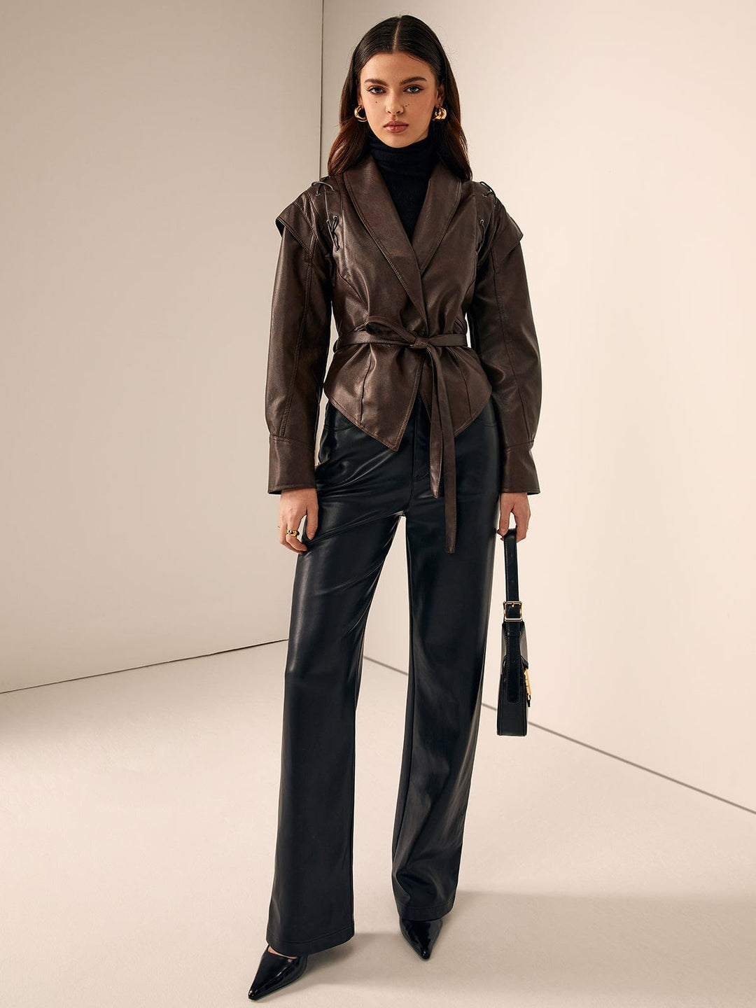 Veste ceinturée pour femme en similicuir avec détail d’épaules à lacets