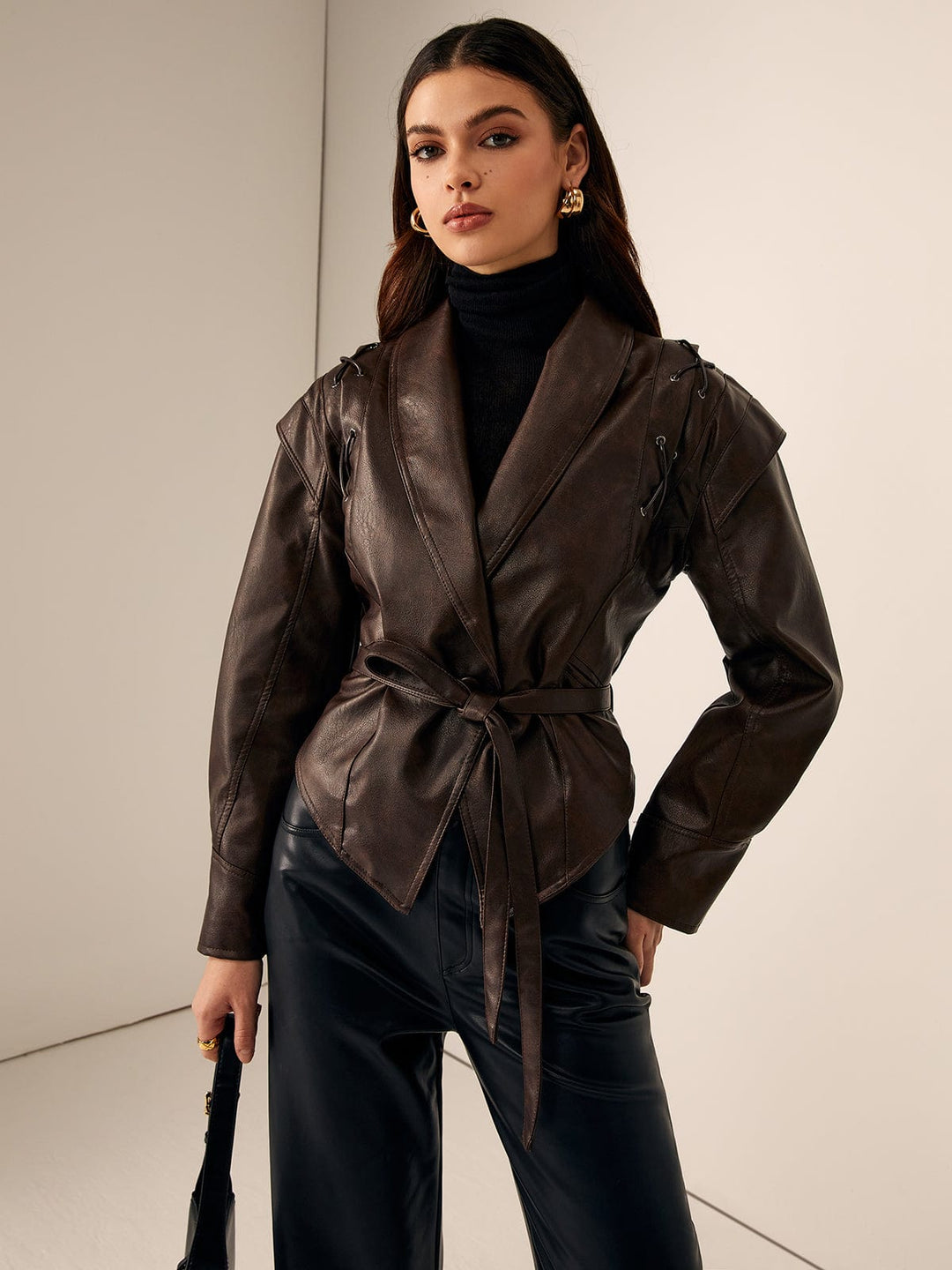 Veste ceinturée pour femme en similicuir avec détail d’épaules à lacets